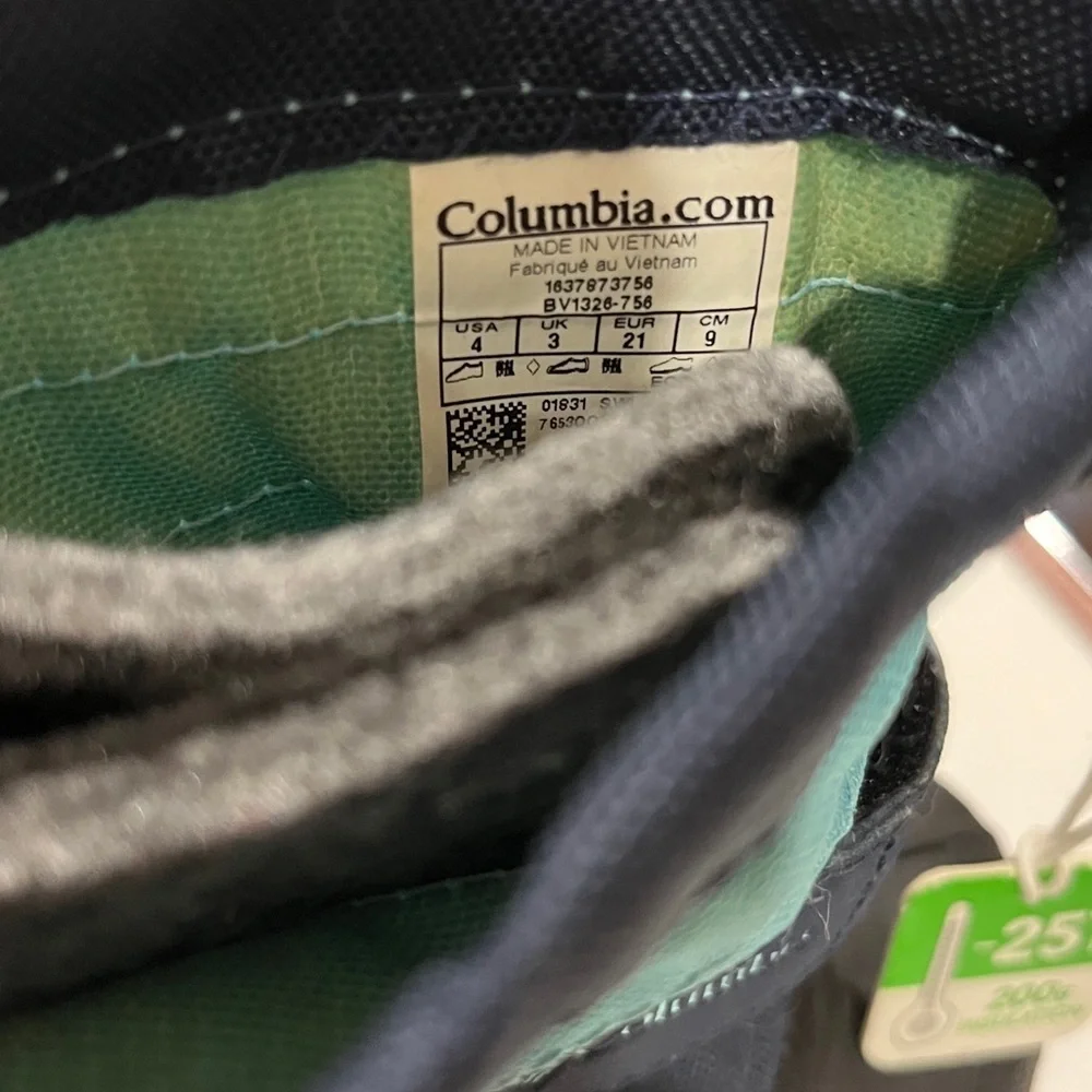 Columbia, baby snow insulated boots NWT. US 4